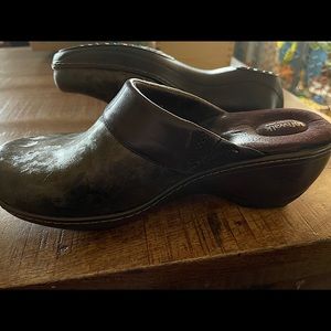 Softwalk clogs, 9WW Marietta bronze, never worn